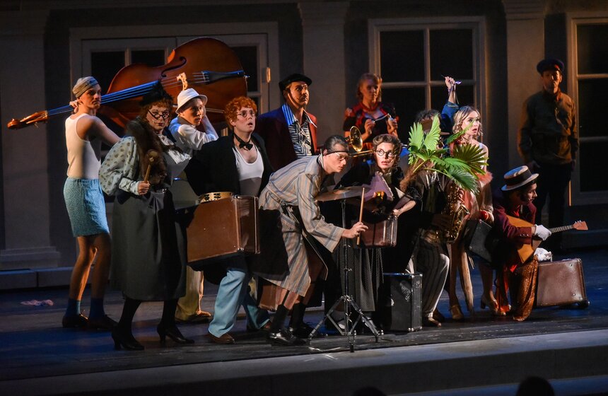 В постановке поднимается актуальный вопрос о взаимоотношениях власти и культуры