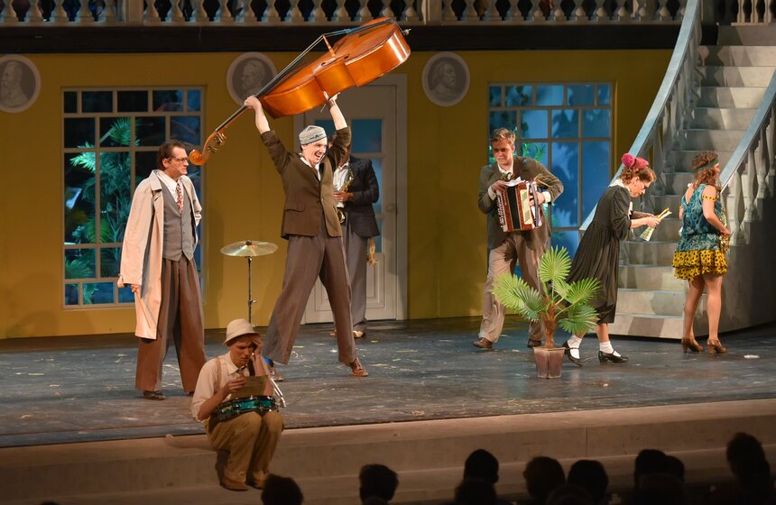 МХАТ имени Горького открыл сезон премьерой спектакля "Красный Моцарт" 24 фото