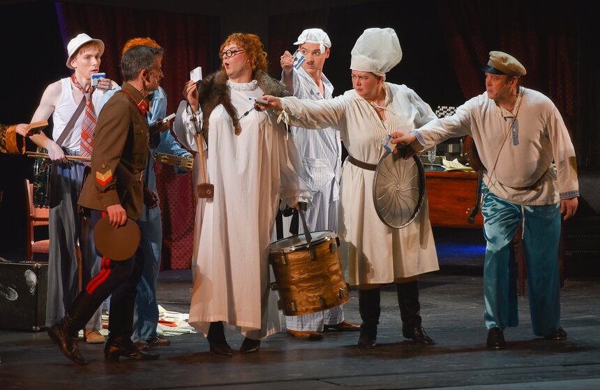 МХАТ имени Горького открыл сезон премьерой спектакля "Красный Моцарт" 21 фото