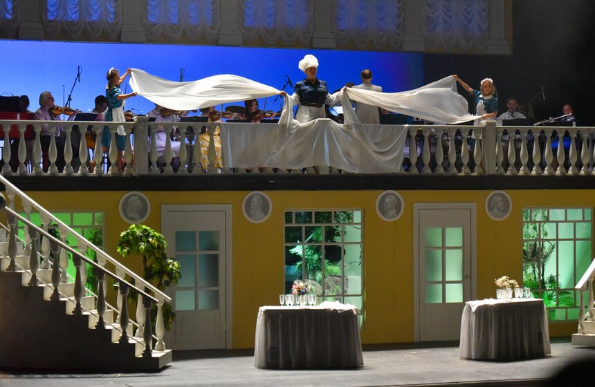 МХАТ имени Горького открыл сезон премьерой спектакля "Красный Моцарт" 18 фото