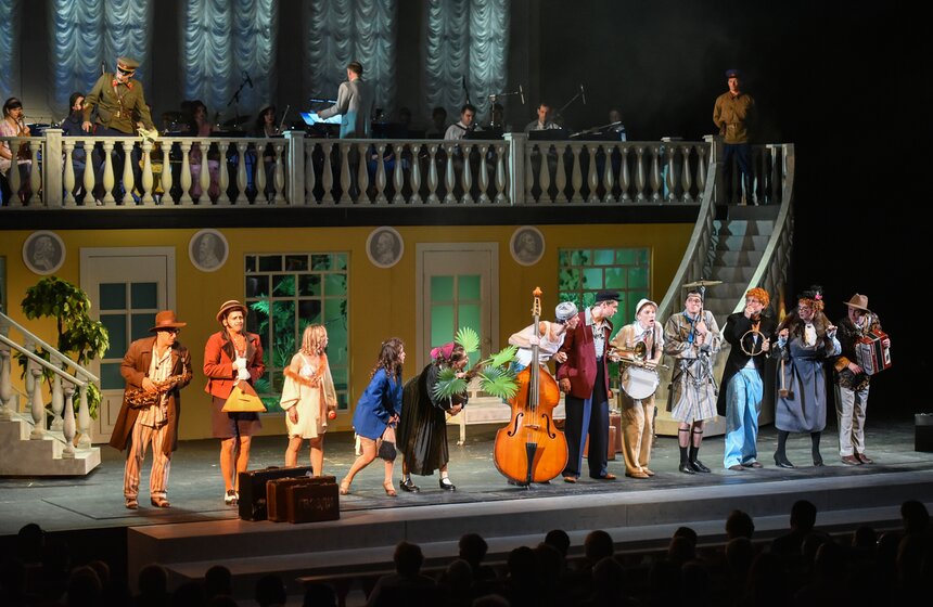 В спектакле приняли участие Елена Терентьева, Сергей Шакуров, Максим Дахненко, Иван Рыжиков, Владимир Иванов, Юрий Коновалов и другие