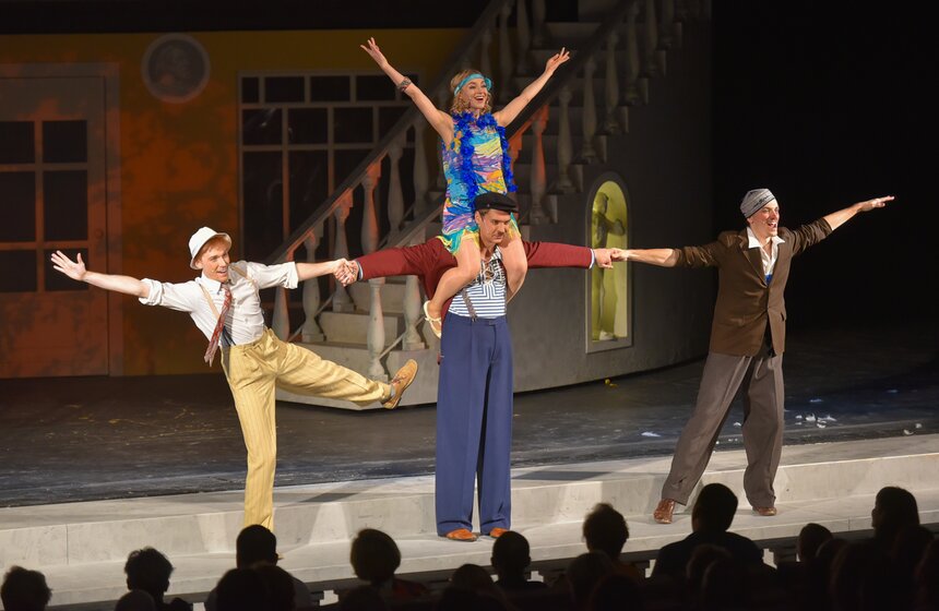 Спектакль выдержан в комической музыкальной традиции, восходящей к операм-зингшпилям Моцарта, опереттам Штрауса и Кальмана, музыкальным спектаклям и фильмам самого Дунаевского