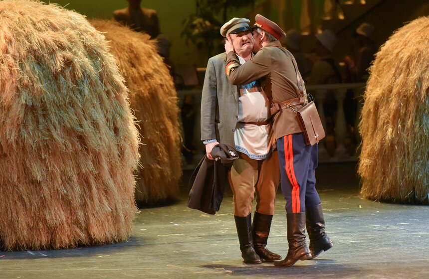 Иван Рыжиков в спектакле сыграл роль завхоза