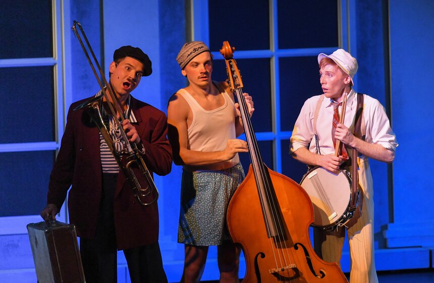 Авторы спектакля попытались воссоздать на сцене эстетику времен выдающейся музыки, советский "Голливуд", где живут озвученные песнями Дунаевского персонажи