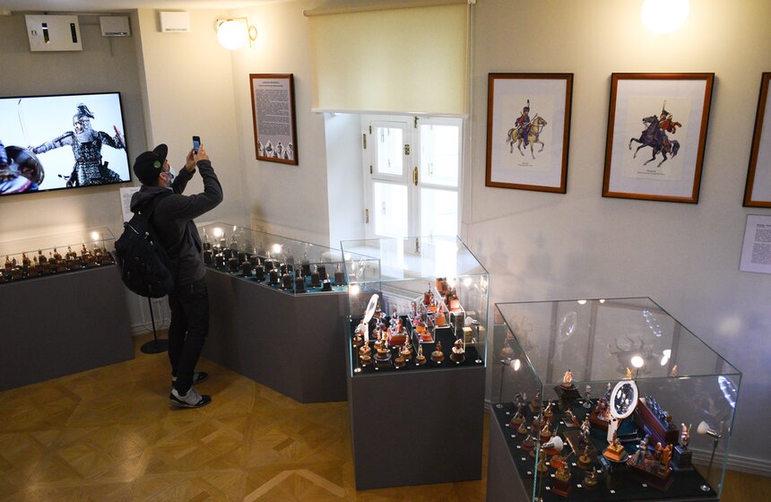 Музей военной формы представил выставку "Сквозь времена" 4 фото