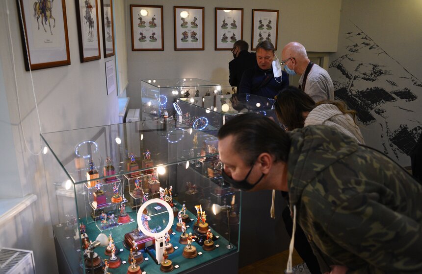 Музей военной формы представил выставку "Сквозь времена" 21 фото