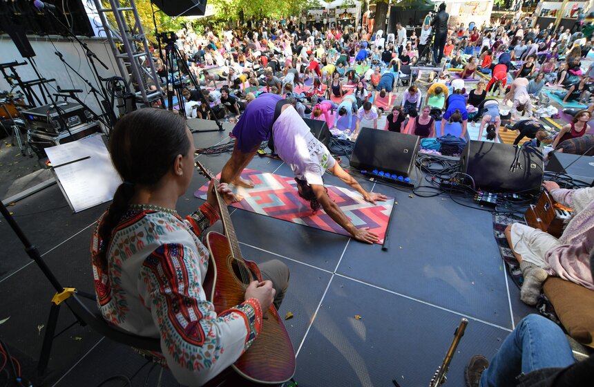 Любителей музыки ждали три сцены с живыми выступлениями артистов разных направлений