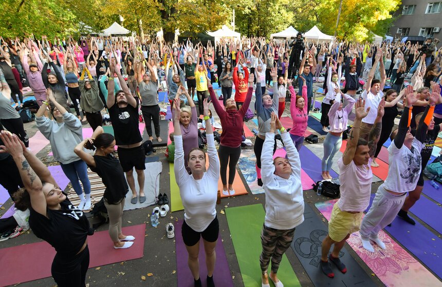 Празднование началось с массового выполнения одного из самых известных комплексов упражнений Сурья Намаскар или "Приветствие солнцу"