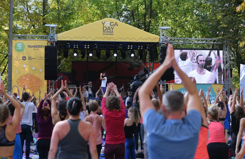 На ней можно было приобрести дизайнерскую одежду, изделия ручной работы из разных стран мира, продукты полезного питания, натуральную косметику и эко-товары