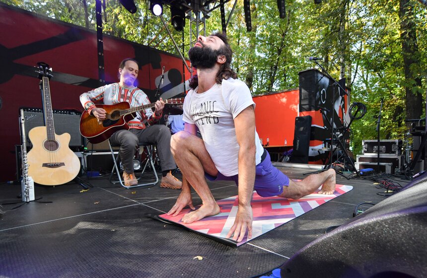 На площадках фестиваля известные московские учителя проводили бесплатные занятия по йоге