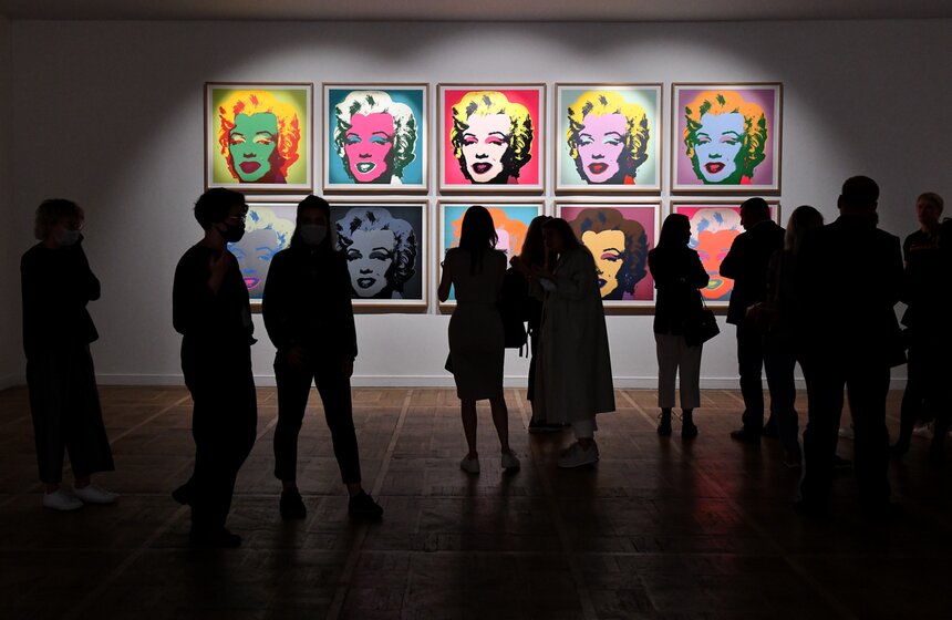 Экспозиция представляет Энди Уорхола с разных сторон – как художника, дизайнера, иллюстратора, фотографа, режиссера и просто человека, оказавшего огромное влияние на культуру XX столетия