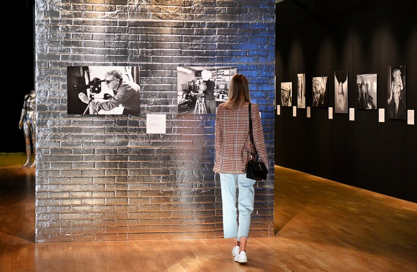 Отдельный зал посвятили сотрудничеству художника с музыкальными группами