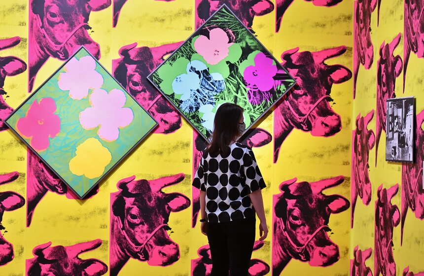 Уорхол создал серию шелкографий с изображением цветов гибискуса на основе фотографии из журнала Modern Photography