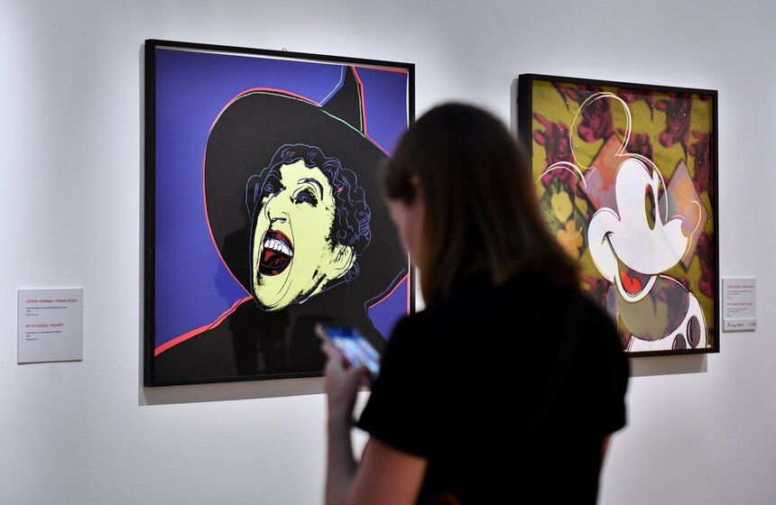 В 1981 году Энди Уорхол создал серию работ "Мифы", в которую вошли изображения Санта-Клауса, Дяди Сэма, Микки Мауса и самого Уорхола