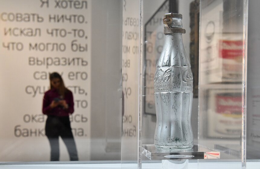 На экспозиции, помимо картин, можно встретить арт-объекты