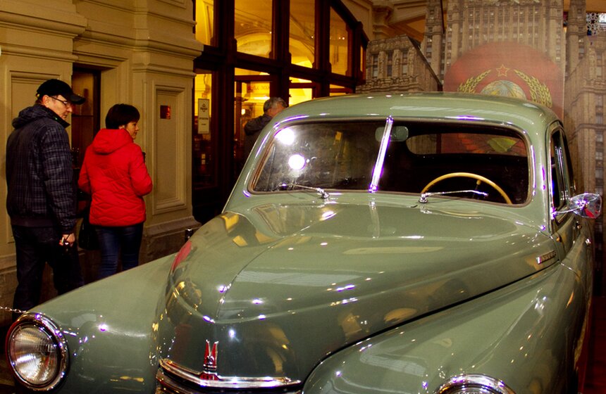 В ГУМе открылась историческая выставка автомобилей ГАЗ 13 фото