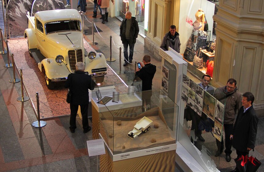 В ГУМе открылась историческая выставка автомобилей ГАЗ 15 фото
