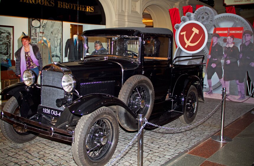 В ГУМе открылась историческая выставка автомобилей ГАЗ 1 фото