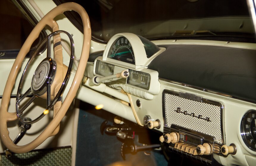 В ГУМе открылась историческая выставка автомобилей ГАЗ 8 фото