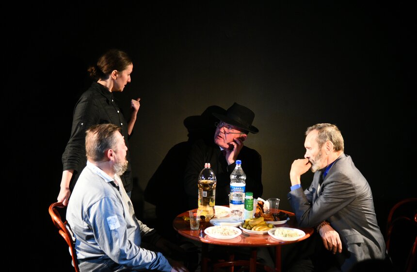 Спектакль "Пещера" состоялся в Центре имени Мейерхольда 10 фото