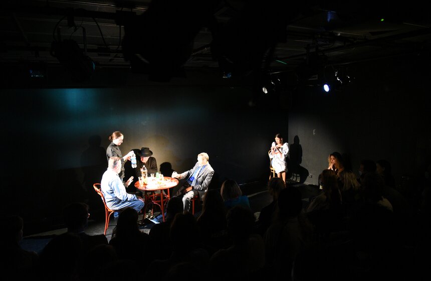 Спектакль "Пещера" состоялся в Центре имени Мейерхольда 3 фото