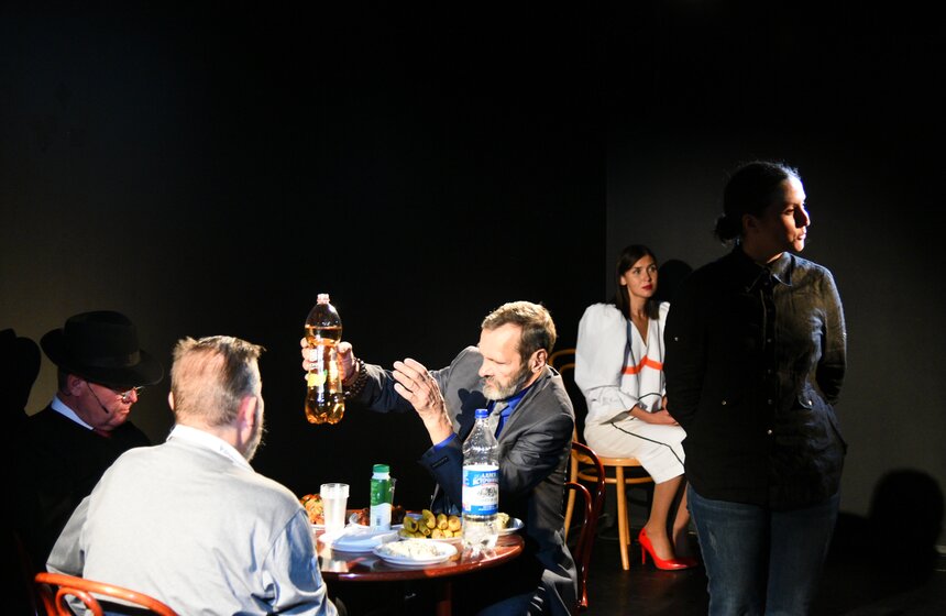 Спектакль "Пещера" состоялся в Центре имени Мейерхольда 6 фото