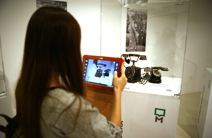 В павильоне "Рабочий и колхозница" показали старинные телефоны 7 фото