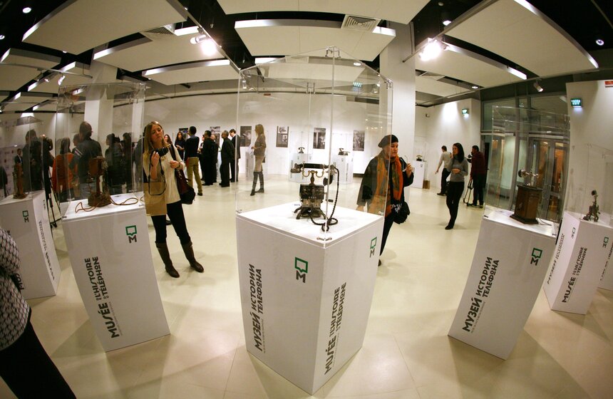 В павильоне "Рабочий и колхозница" показали старинные телефоны 1 фото