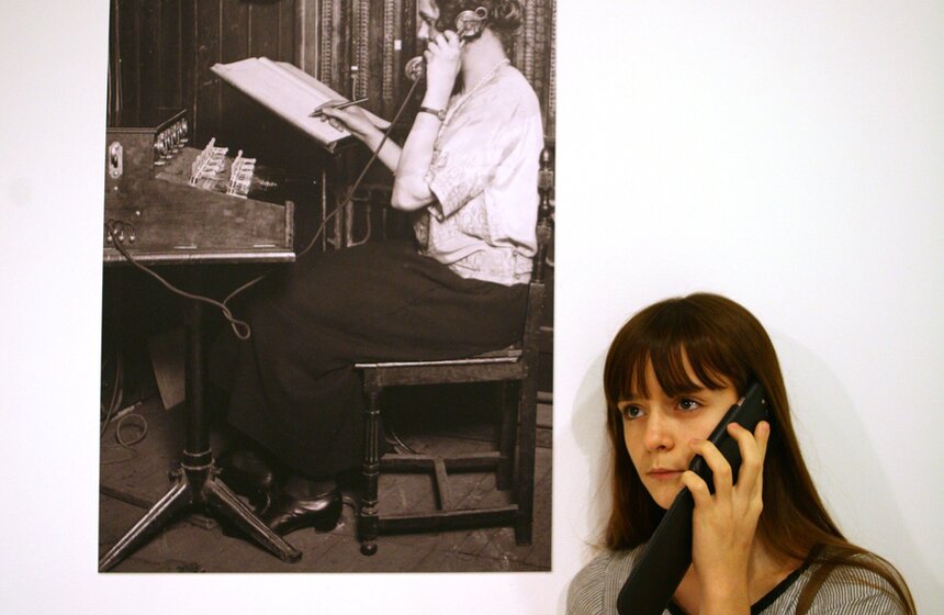 В павильоне "Рабочий и колхозница" показали старинные телефоны 2 фото