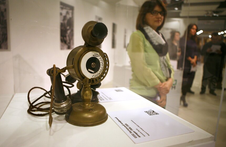 В павильоне "Рабочий и колхозница" показали старинные телефоны 4 фото