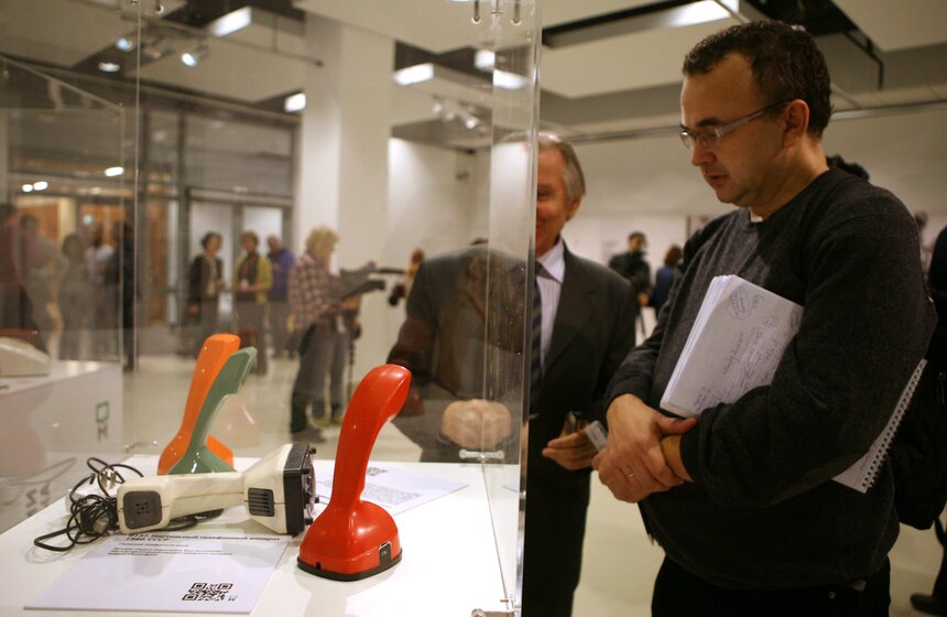 В павильоне "Рабочий и колхозница" показали старинные телефоны 3 фото