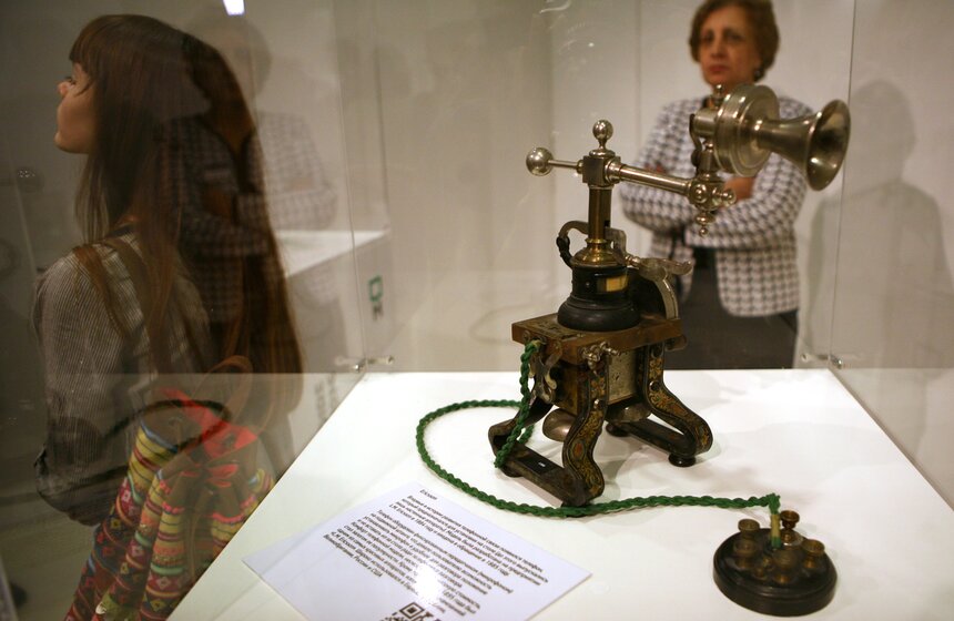 В павильоне "Рабочий и колхозница" показали старинные телефоны 6 фото