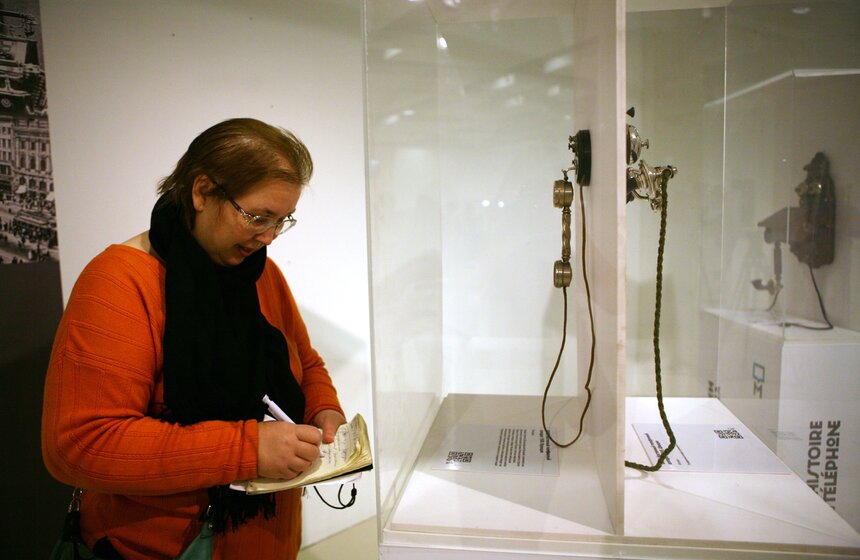 В павильоне "Рабочий и колхозница" показали старинные телефоны 11 фото