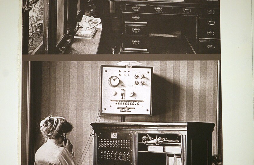 В павильоне "Рабочий и колхозница" показали старинные телефоны 10 фото