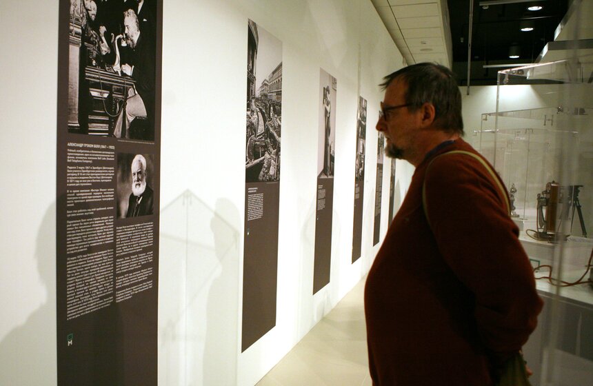 В павильоне "Рабочий и колхозница" показали старинные телефоны 9 фото