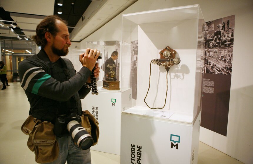 В павильоне "Рабочий и колхозница" показали старинные телефоны 12 фото