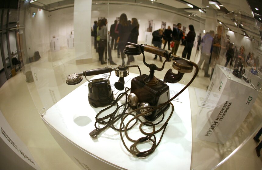 В павильоне "Рабочий и колхозница" показали старинные телефоны 15 фото