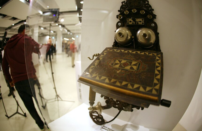 В павильоне "Рабочий и колхозница" показали старинные телефоны 14 фото