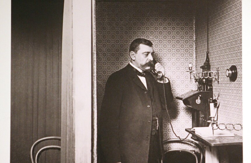 В павильоне "Рабочий и колхозница" показали старинные телефоны 13 фото