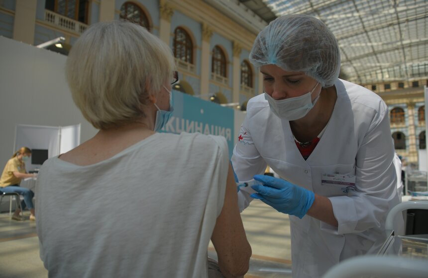 В Москве открылся один из крупнейших в Европе прививочных пунктов 26 фото