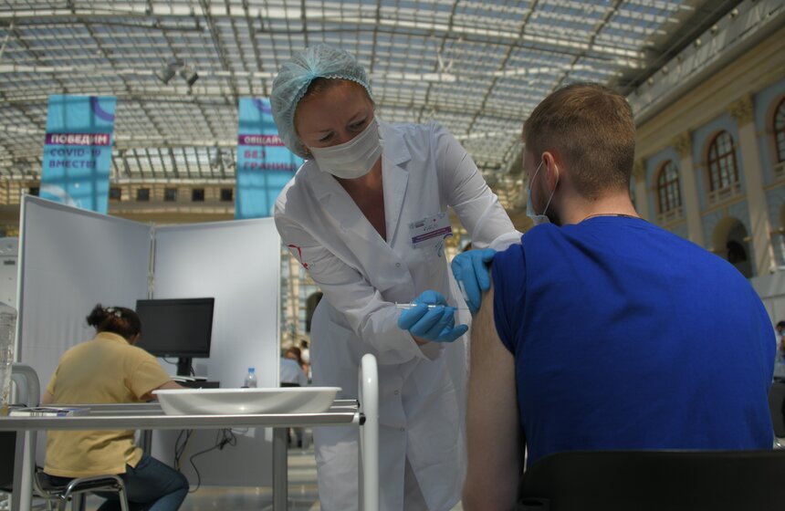 В Москве открылся один из крупнейших в Европе прививочных пунктов 20 фото