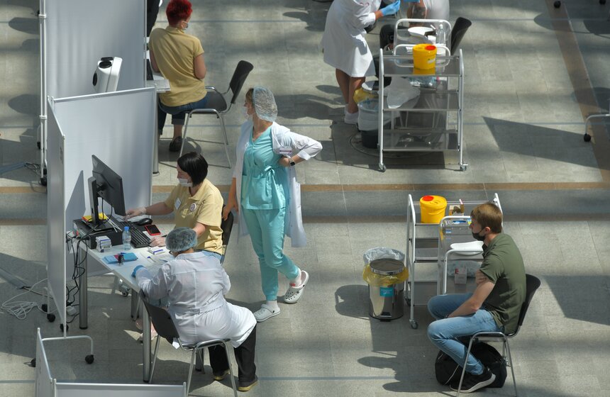 В Москве открылся один из крупнейших в Европе прививочных пунктов 29 фото