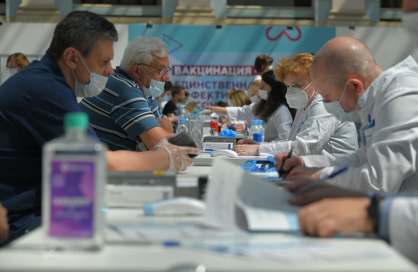 В Москве открылся один из крупнейших в Европе прививочных пунктов 38 фото