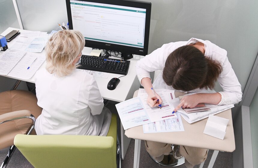 Жители столицы выстроились в очередь на вакцинацию у павильонов "Здоровая Москва" 14 фото