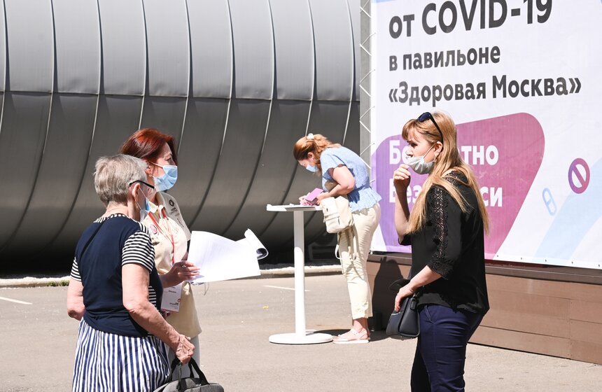 Жители столицы выстроились в очередь на вакцинацию у павильонов "Здоровая Москва" 12 фото