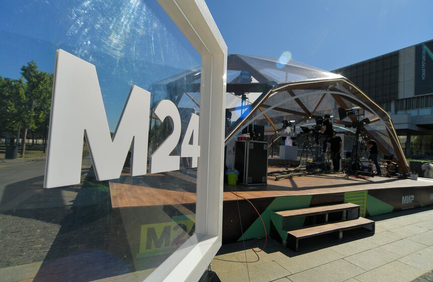 Студию телеканала установили в удобном месте, расположенном около сухого фонтана