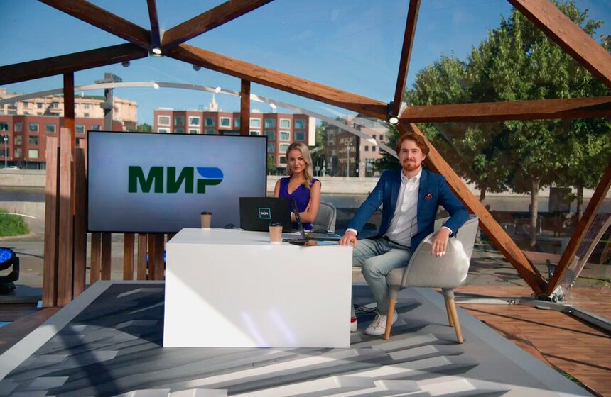 Ежедневно ведущие рассказывают о главных новостях города, прогнозе погоды и транспортной обстановке