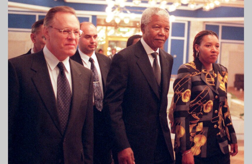 Президент РАН Юрий Осипов вручил сегодня на торжественной церемонии президенту ЮАР Нельсону Манделе диплом Почетного доктора политологических наук РАН, 1999 год