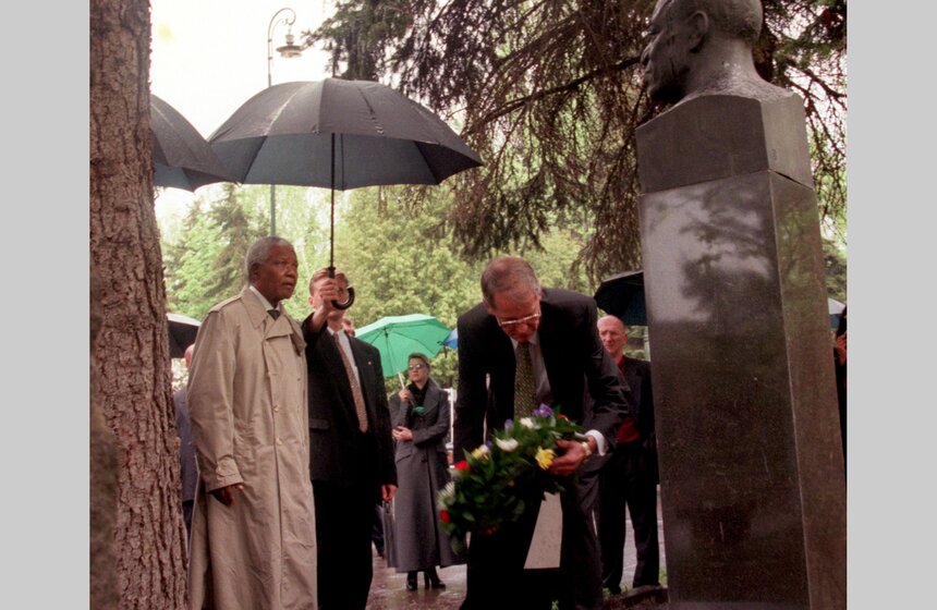 Скончался бывший президент ЮАР Нельсон Мандела 3 фото