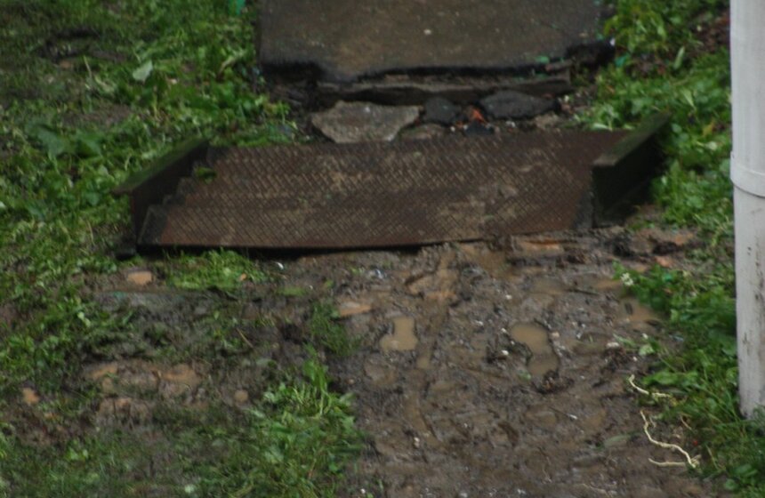 "Поработали": в Южном Бутово появилась новая опасная лестница 3 фото